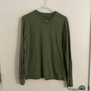 UNTUCKit long sleeve Henley. Green, medium.